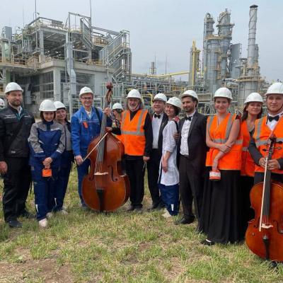 Каски, противогазы под виолончелью и классическое звучание среди промышленных пейзажей. На «Аммонии» прошел концерт Камерного оркестра La Primavera