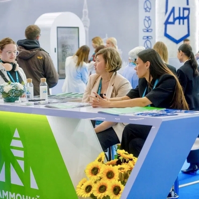 Раис Республики Татарстан Рустам Минниханов осмотрел разработки химического комплекса «Аммоний» на форуме «Россия-Исламский мир: Казаньфорум»