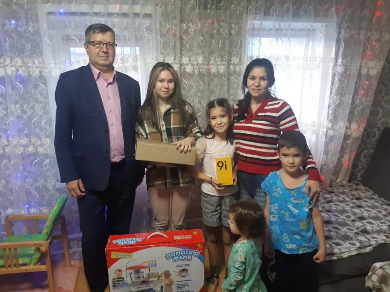 Руководители АО «Аммоний» и ООО «Менделеевсказот» исполнили новогодние желания детей