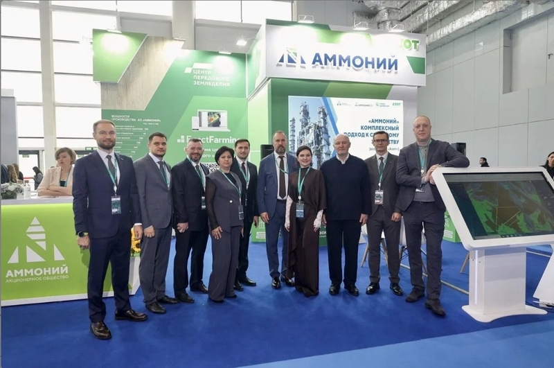 Раис Республики Татарстан Рустам Минниханов осмотрел разработки химического комплекса «Аммоний» на форуме «Россия-Исламский мир: Казаньфорум»
